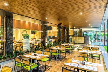 Fotos del hotel Treebo Tryst Grand Emerald:  8