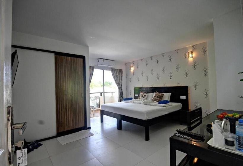 پانسیون Crown Beach Villas With Direct Access To The Bikini Beach
