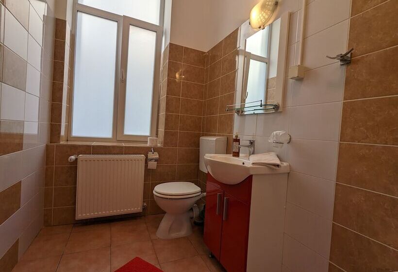 بنسيون Main Square Apartments & More