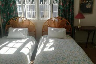تختخواب و صبحانه Valley Guest House