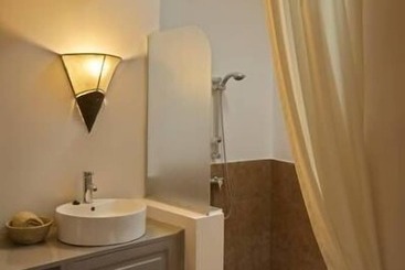 هتل Ahadi Lodge