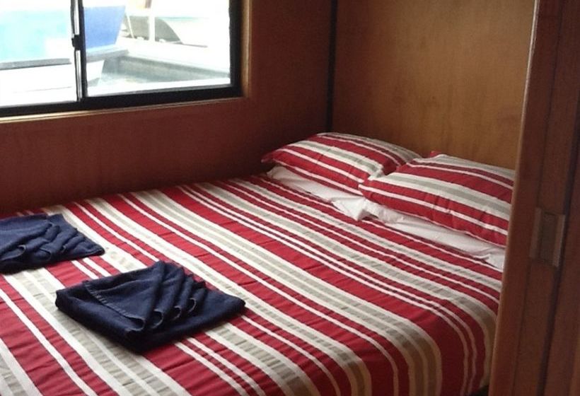 فندق Boyds Bay Houseboat Holidays