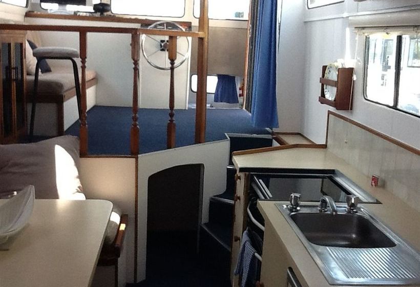 فندق Boyds Bay Houseboat Holidays