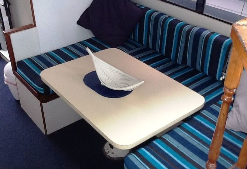 فندق Boyds Bay Houseboat Holidays