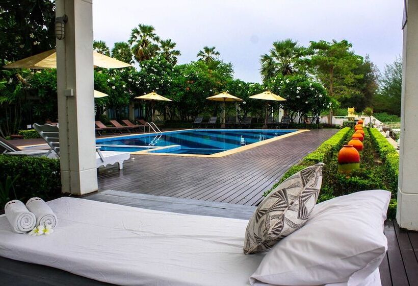 هتل Chez Nous Boutique Resort