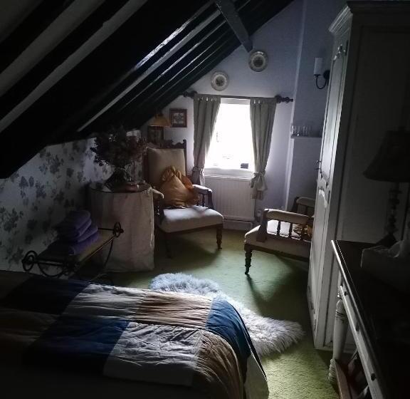 تختخواب و صبحانه Cullintra House