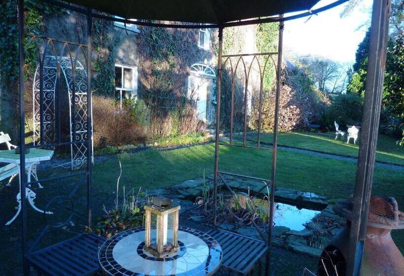 تختخواب و صبحانه Cullintra House