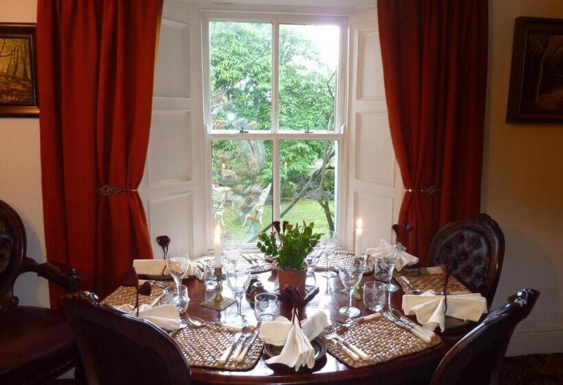 تختخواب و صبحانه Cullintra House