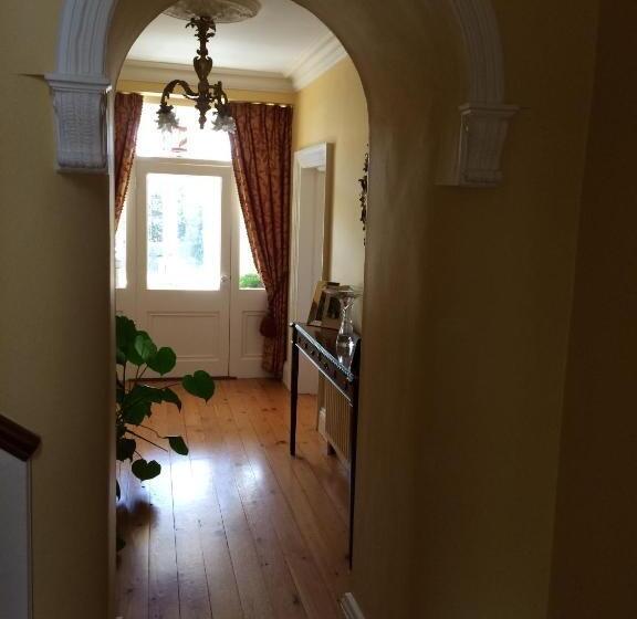 تختخواب و صبحانه College Hill House