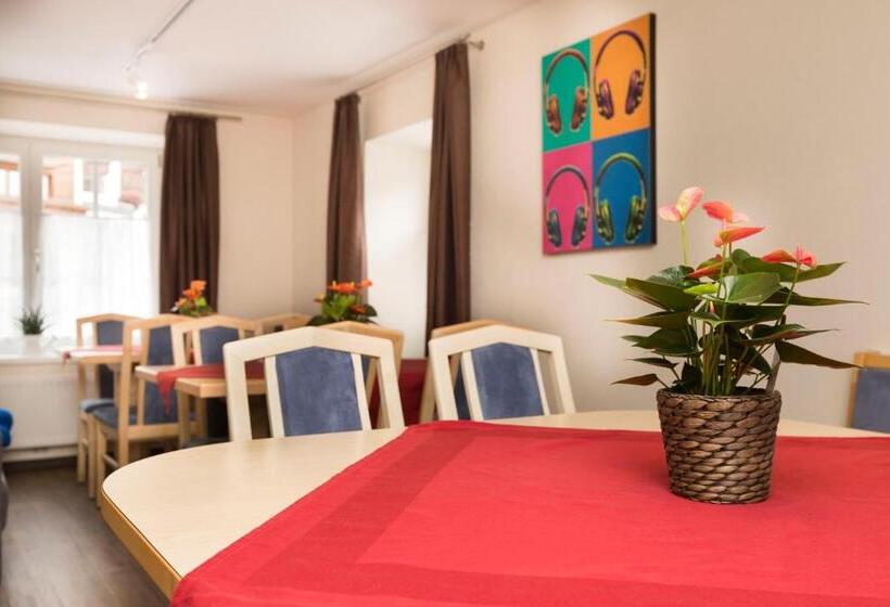 Rutsche Hostel