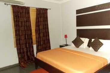 هتل Precinct Comfort Services, Yaba