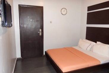 هتل Precinct Comfort Services, Yaba