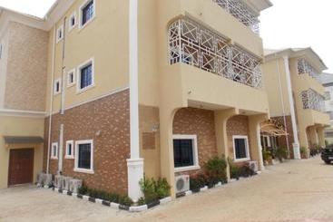בית מלון כפרי Sentinel Apartments & Suites Limited