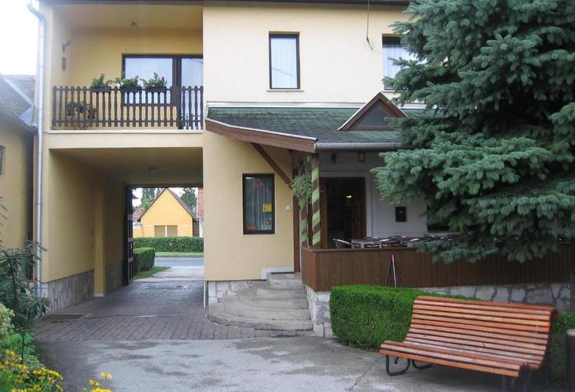 مبيت وإفطار Hattyú Fogadó