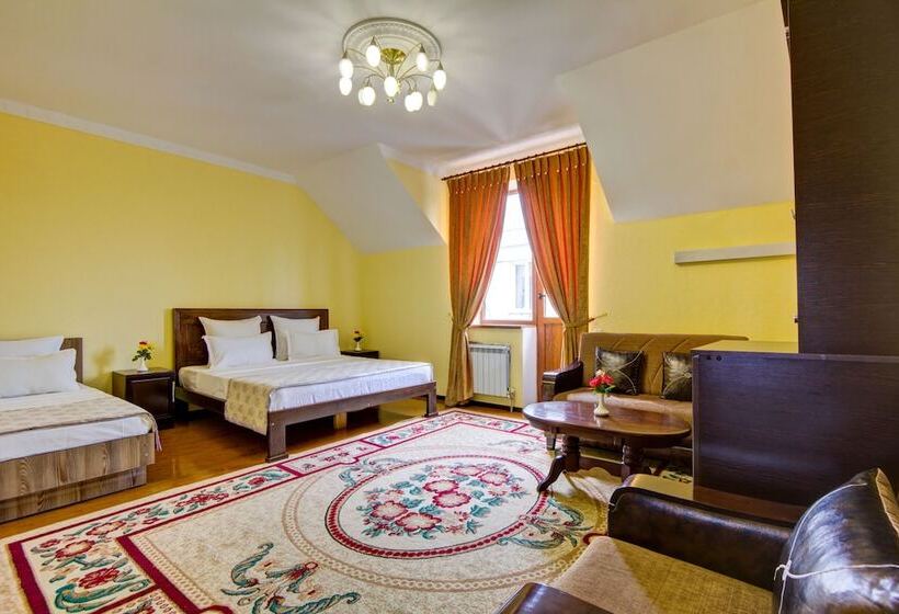 هتل King House