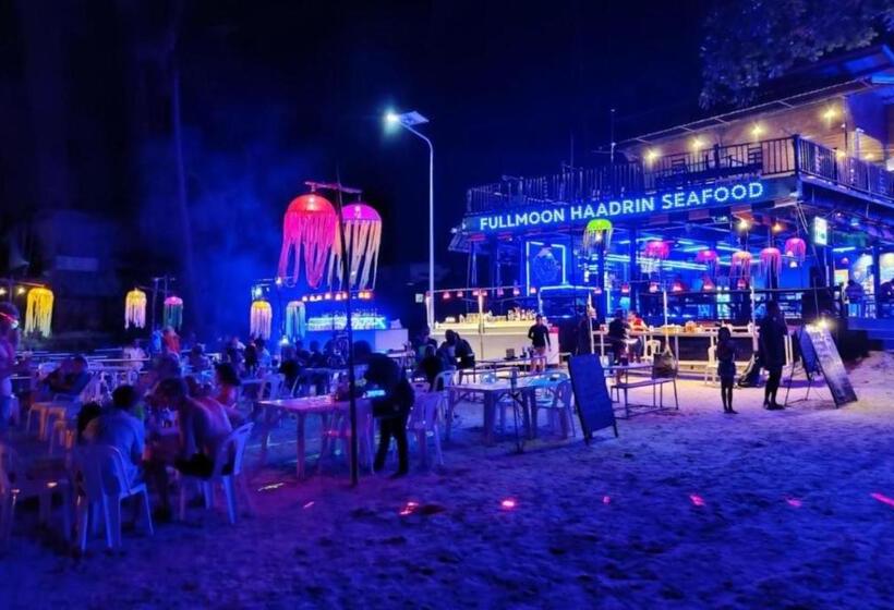 Отель Full Moon Central Party