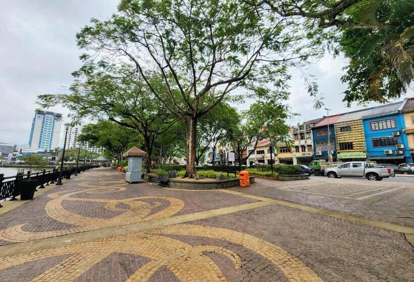Upspot Kuching Waterfront Premium Hostel