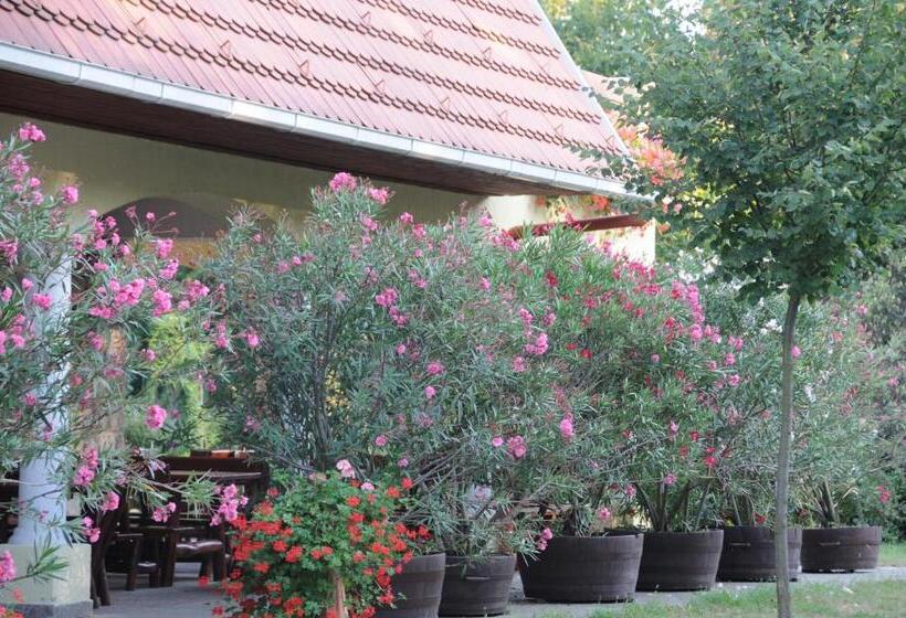 צימר Huszár Panzió és étterem