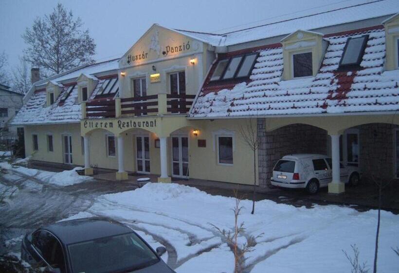 צימר Huszár Panzió és étterem
