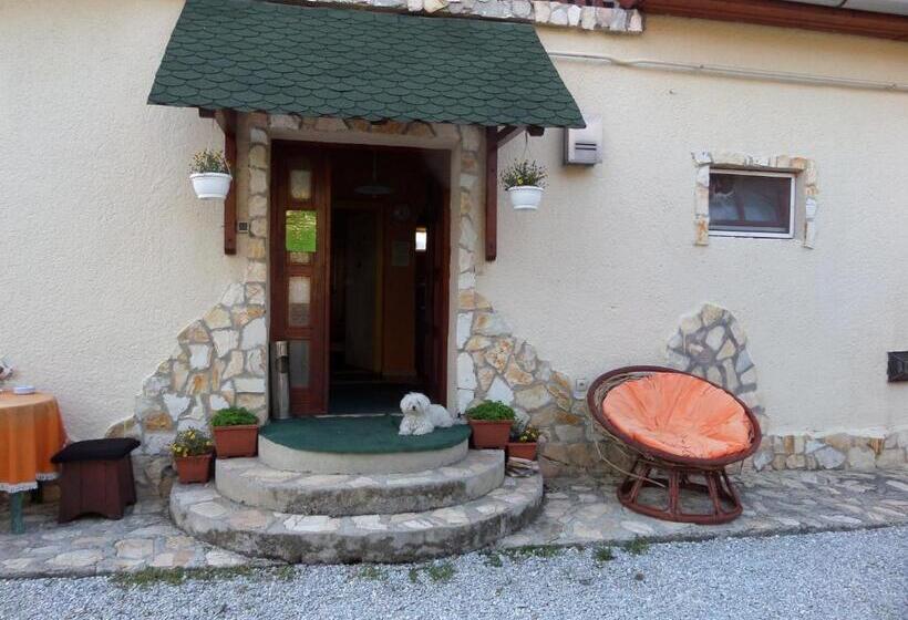 مبيت وإفطار Táltos Vendégház
