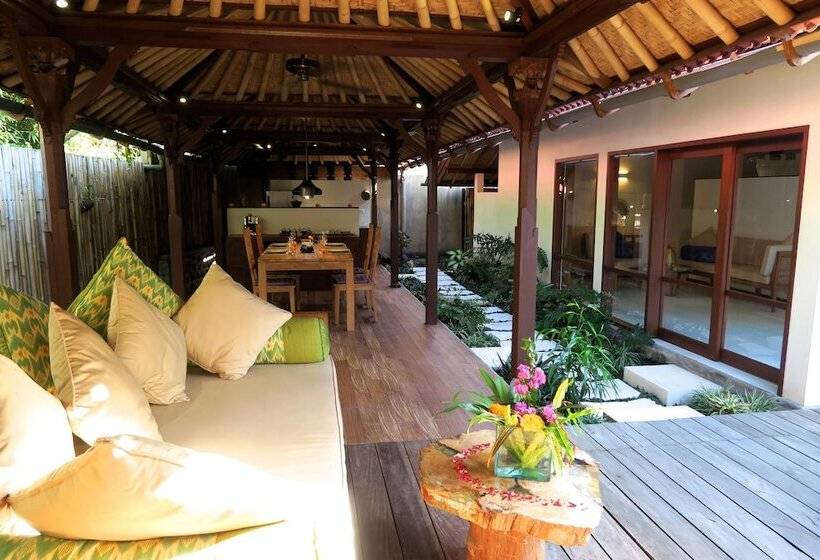 Cili Emas Oceanside Resort