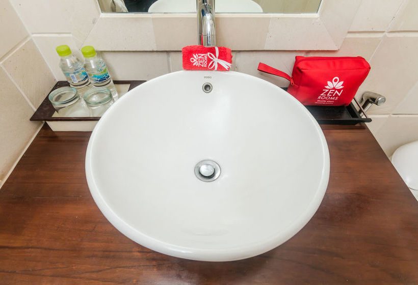 Отель Zenrooms Kerobokan Rajawali