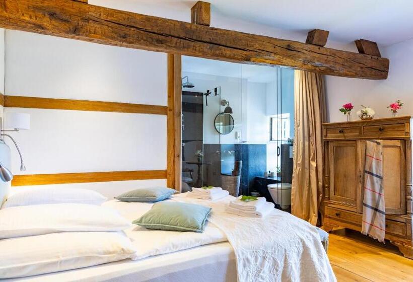 تختخواب و صبحانه La Belle Maison