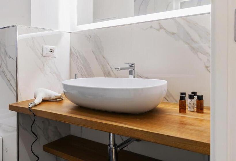 تختخواب و صبحانه Navona Central Relais