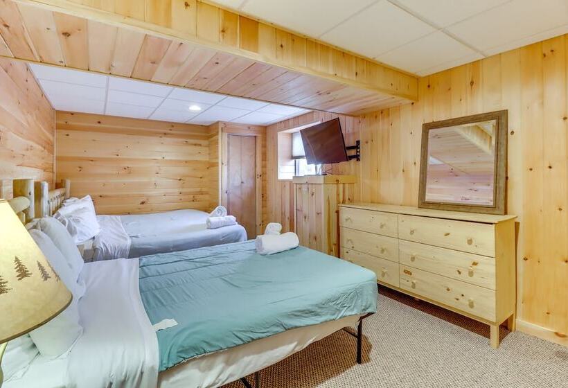 Blakeslee Cabin W/ Spacious Deck & Private Hot Tub