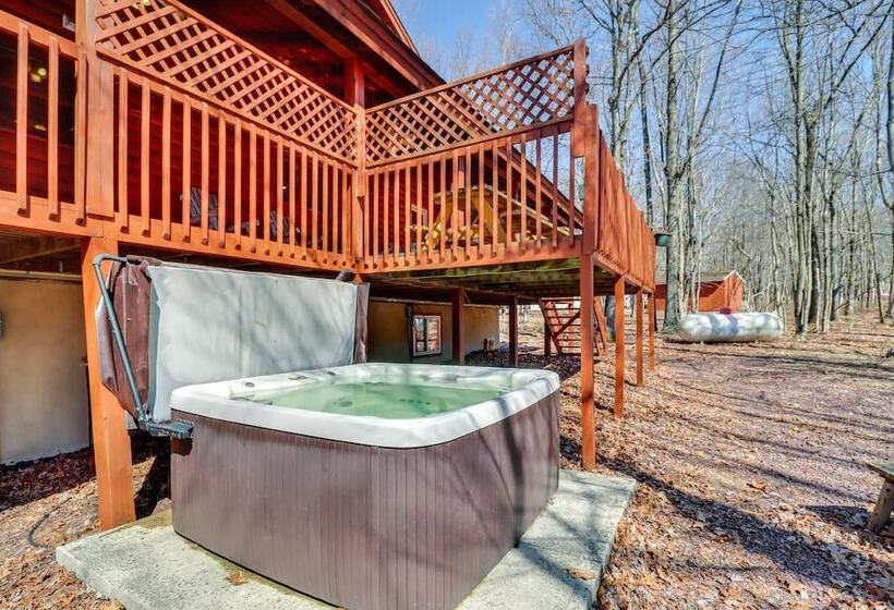 Blakeslee Cabin W/ Spacious Deck & Private Hot Tub
