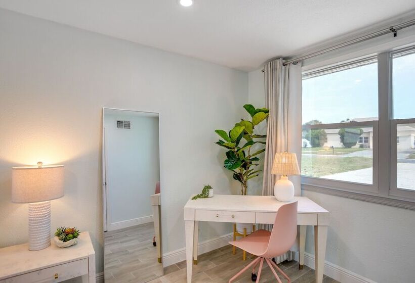 Largo Escape W/ Heated Pool & Lanai Oasis!