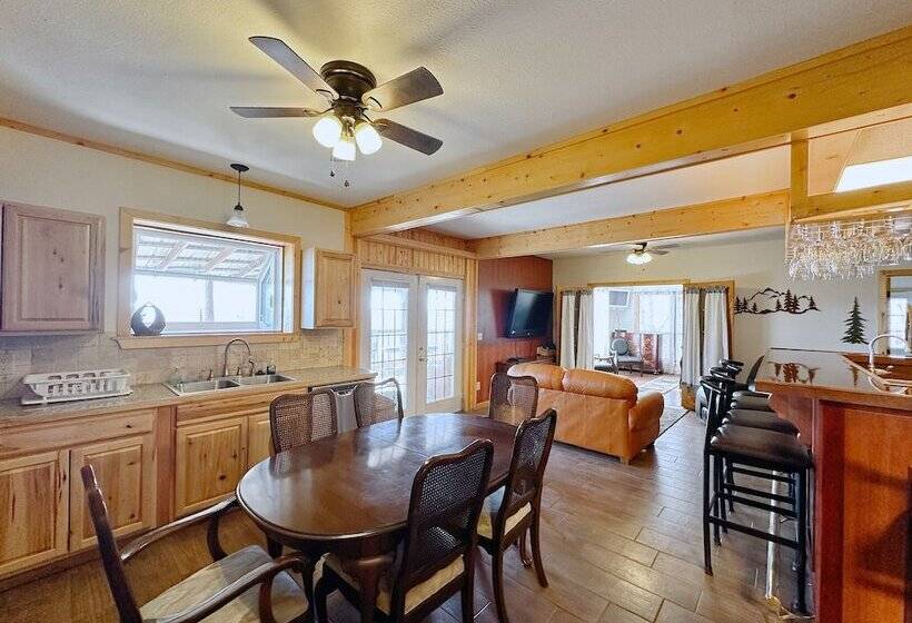 فندق Blue Clouds Rv & Cabins Resort