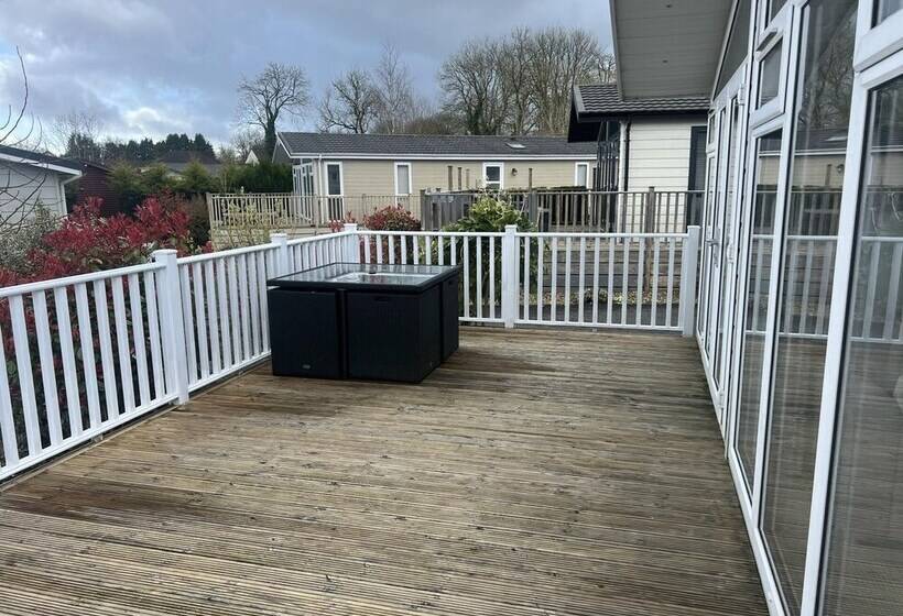 בית מלון כפרי Remarkable 3 Bed Lodge In Honiton