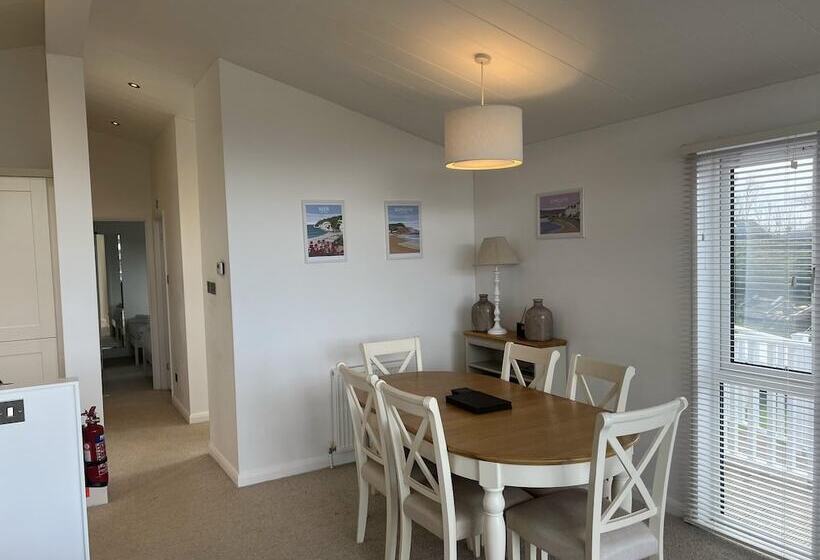 בית מלון כפרי Remarkable 3 Bed Lodge In Honiton