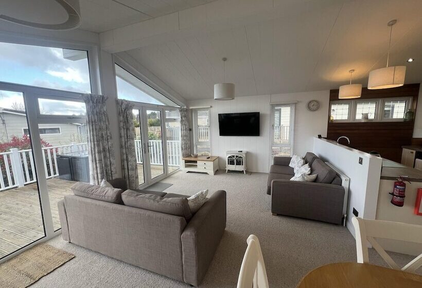 בית מלון כפרי Remarkable 3 Bed Lodge In Honiton