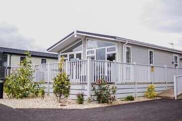 هتل Remarkable 3 Bed Lodge In Honiton