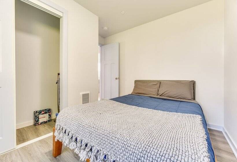 Lakefront Roy Cabin ~ 40 Mi To Mount Rainier!