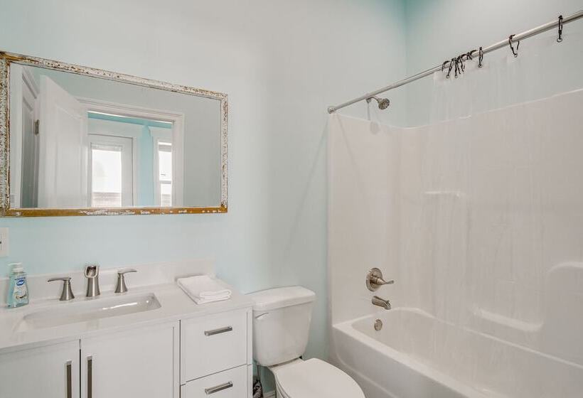 Long Beach Home W/ Views & On Site Beach Access!