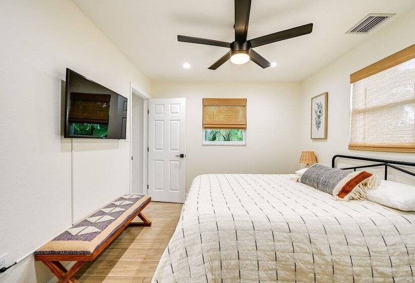 Modern Naples Duplex Home ~ 7 Mi To Beach!