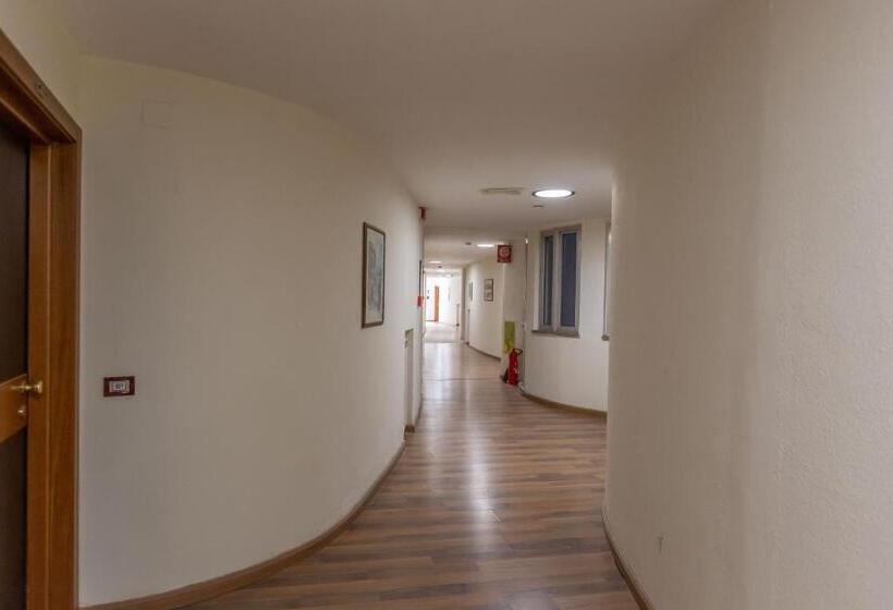 پانسیون Laura S Rooms