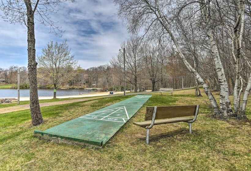 Pet Friendly Tobyhanna Escape Near Hiking & Skiing