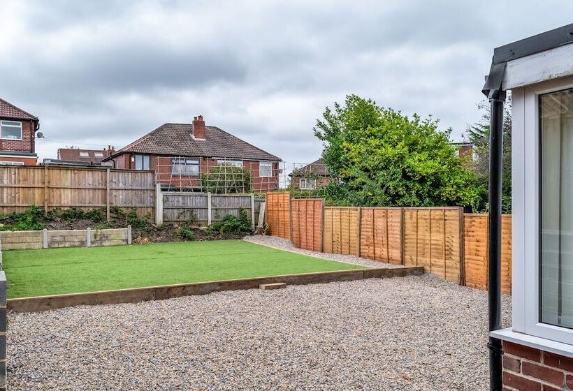 住所  Immaculate 5 Bed House In Leeds