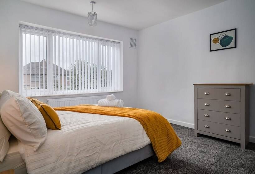 Резиденция Immaculate 5 Bed House In Leeds