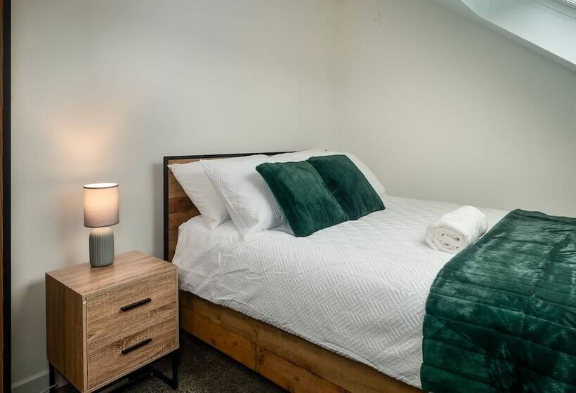 住所  Immaculate 5 Bed House In Leeds