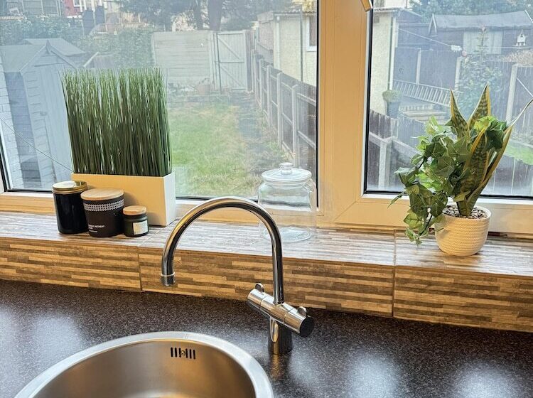 إقامة Leeds   3 Bedrooms   1bathroom   Parking   Wifi
