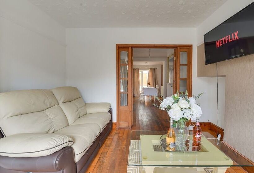 住所  Remarkable 3 Bed House In Middleton Manchester