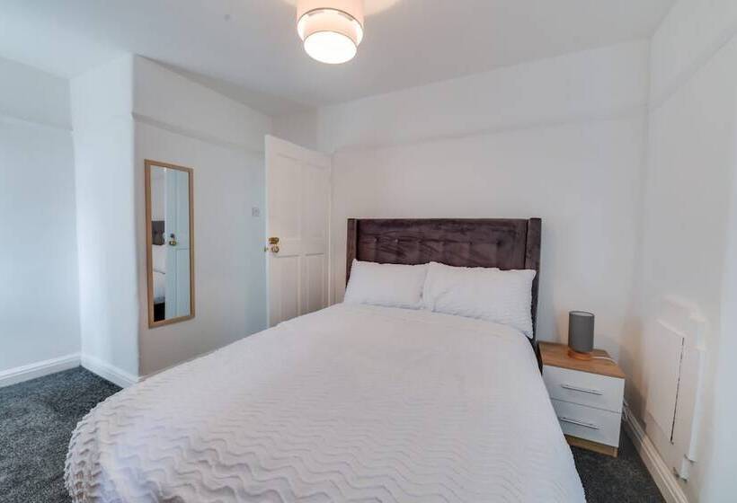 住所  Remarkable 3 Bed House In Middleton Manchester