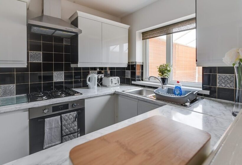 住所  Remarkable 3 Bed House In Middleton Manchester