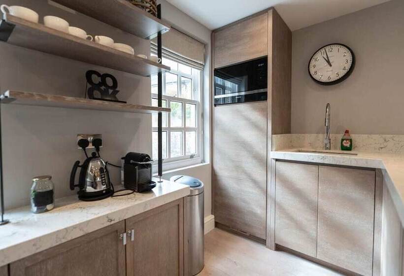 The Chelsea Place   Lovely 4bdr House With Terrace