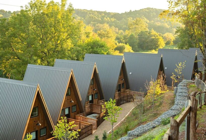 Wrong Way River Lodge & Cabins